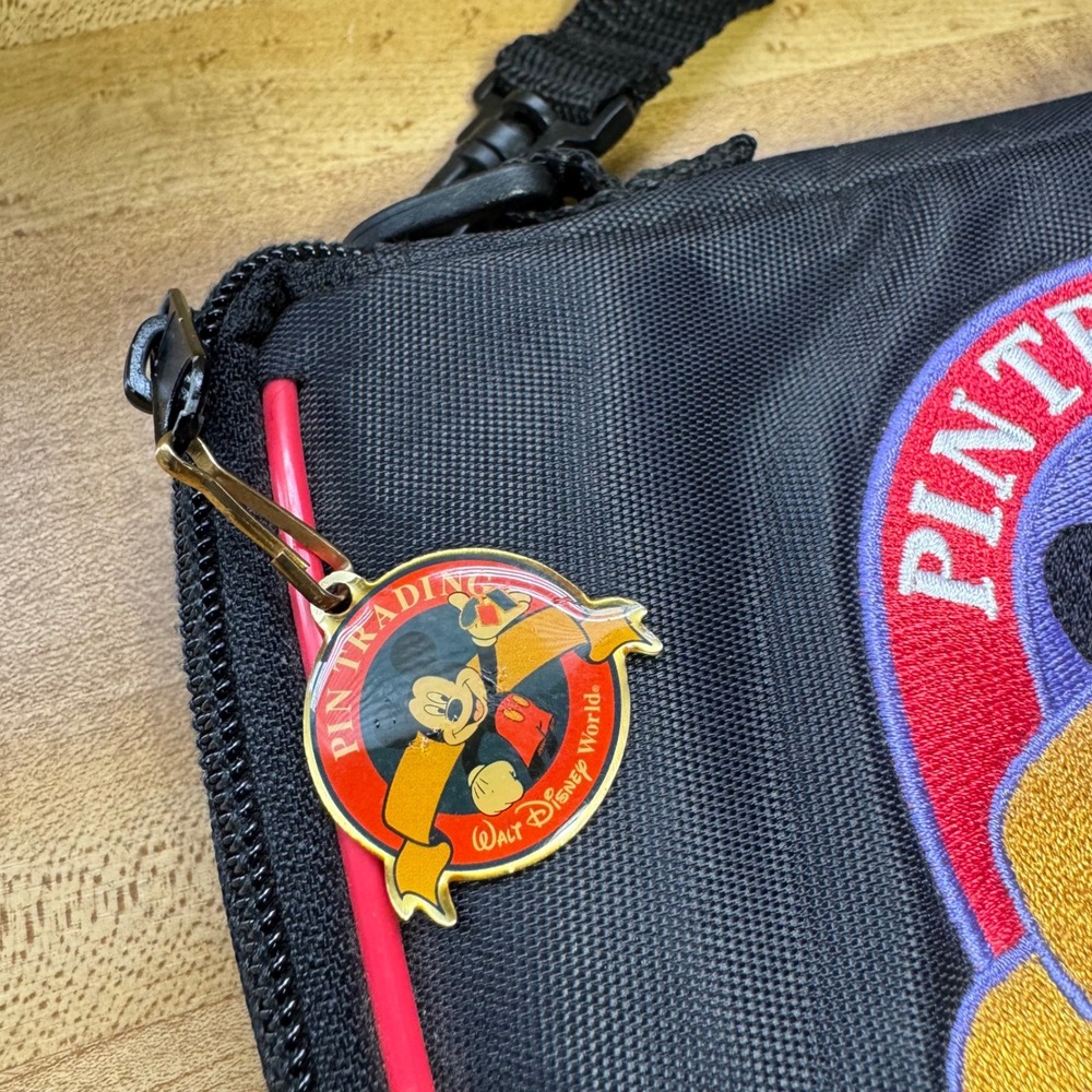 Vintage Walt Disney World Pin Trading Bag Mickey Mouse Crossbody Black Red - Picture 2 of 6